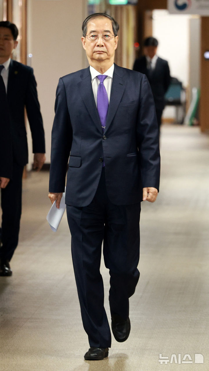 [서울=뉴시스] 고범준 기자 = 한덕수 대통령 권한대행 국무총리가 1일 서울 종로구 정부서울청사에서 대국민 담화를 하기 위해 이동하고 있다. 2025.05.01. bjko@newsis.com