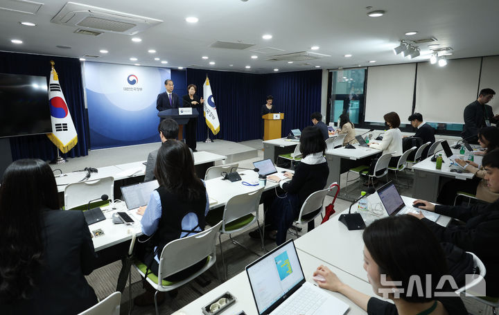 [서울=뉴시스] 고범준 기자 = 한덕수 대통령 권한대행 국무총리가 1일 서울 종로구 정부서울청사에서 대국민 담화를 하고 있다. 2025.05.01. bjko@newsis.com