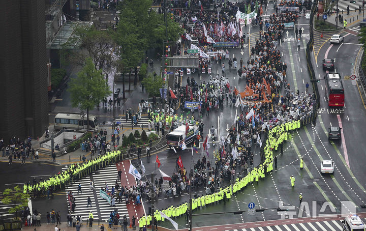 [서울=뉴시스] 김근수 기자 = 전국민주노동조합총연맹 조합원들이 1일 서울 중구 숭례문 인근에서 열린 제135회 세계노동절 대회에서 을지로 방향으로 행진하고 있다. 2025.05.01. ks@newsis.com