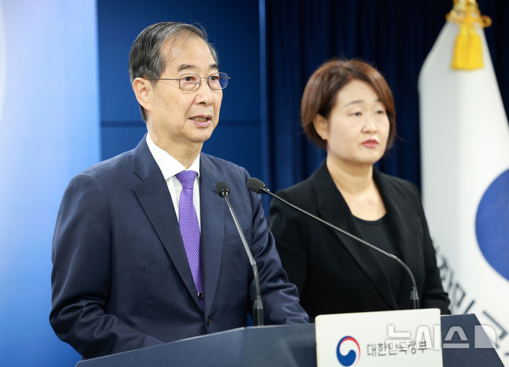 [서울=뉴시스] 고범준 기자 = 한덕수 대통령 권한대행 국무총리가 1일 서울 종로구 정부서울청사에서 대국민 담화를 하고 있다. 2025.05.01. bjko@newsis.com