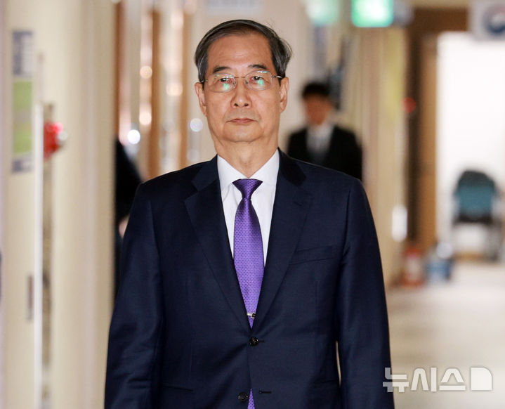 [서울=뉴시스] 고범준 기자 = 한덕수 대통령 권한대행 국무총리가 1일 서울 종로구 정부서울청사에서 대국민 담화를 하기 위해 이동하고 있다. 2025.05.01. bjko@newsis.com