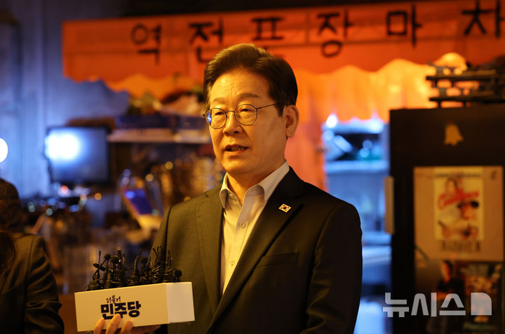 [서울=뉴시스] 조성우 기자 = 이재명 더불어민주당 대선후보가 1일 오후 서울 종로구의 한 포장마차에서 열린 비전형 노동자 간담회를 마친 뒤 대법원이 공직선거법 위반과 관련한 2심 판결을 파기 환송한데 대한 취재진 질문에 답하고 있다. (공동취재) 2025.05.01. photo@newsis.com