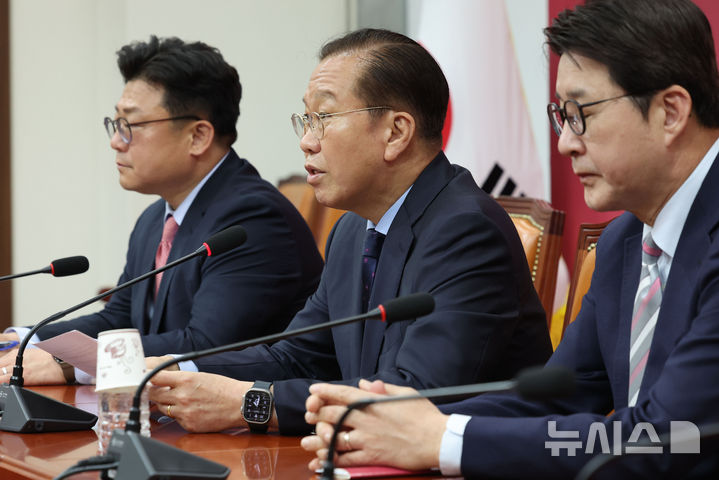 [서울=뉴시스] 권창회 기자 = 권영세 국민의힘 비상대책위원장이 1일 서울 여의도 국회에서 이재명 선거법 위반 대법원 파기환송 판결 관련 기자회견을 열고 발언하고 있다. 2025.05.01. kch0523@newsis.com