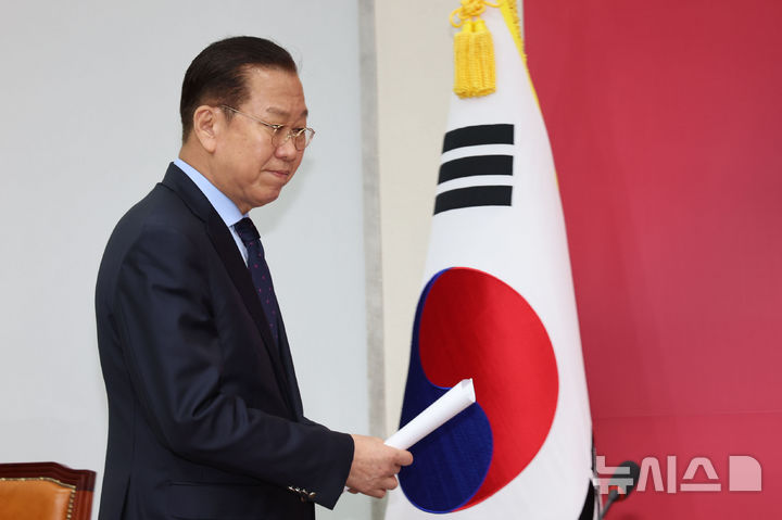 [서울=뉴시스] 권창회 기자 = 권영세 국민의힘 비상대책위원장이 1일 서울 여의도 국회에서 이재명 선거법 위반 대법원 파기환송 판결 관련 기자회견에 참석하고 있다. 2025.05.01. kch0523@newsis.com