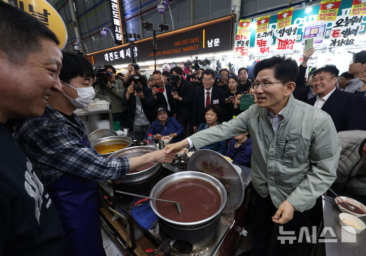 [대전=뉴시스] 고승민 기자 = 김문수 국민의힘 대선 경선 후보가 1일 대전중앙시장을 방문, 상인들과 인사를 하고 있다. 2025.05.01. kkssmm99@newsis.com