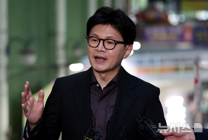 [대구=뉴시스] 이무열 기자 = 한동훈 제21대 대통령 선거 국민의힘 경선 후보가 1일 대구 중구 서문시장에서 이재명 더불어민주당 대통령 후보의 공직선거법 위반 사건에 대한 대법원의 유죄 취지 파기환송 판결과 관련해 취재진의 질문에 답하고 있다. 2025.05.01. lmy@newsis.com