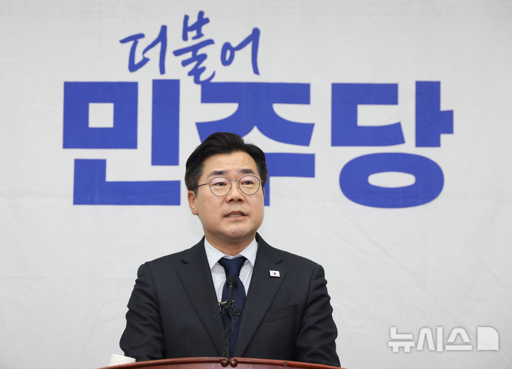 [서울=뉴시스] 조성봉 기자 = 박찬대 더불어민주당 대표 직무대행 겸 원내대표가 1일 오후 서울 여의도 국회에서 열린 긴급 의원총회에서 발언을 하고 있다. 2025.05.01. suncho21@newsis.com