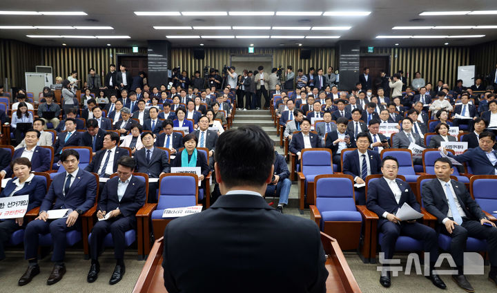 [서울=뉴시스] 조성봉 기자 =&nbsp; 1일 오후 서울 여의도 국회에서 열린 더불어민주당 긴급 의원총회에서 참석자들이 박찬대 더불어민주당 대표 직무대행 겸 원내대표의 발언을 경청하고 있다. 2025.05.01. suncho21@newsis.com