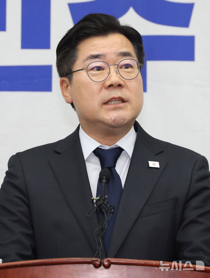 [서울=뉴시스] 조성봉 기자 = 박찬대 더불어민주당 대표 직무대행 겸 원내대표가 1일 오후 서울 여의도 국회에서 열린 긴급 의원총회에서 발언을 하고 있다. 2025.05.01. suncho21@newsis.com