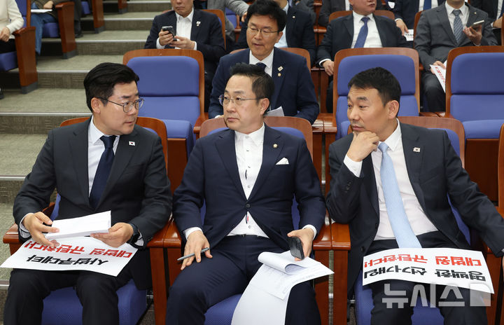 [서울=뉴시스] 조성봉 기자 = 박찬대(왼쪽부터) 더불어민주당 대표 직무대행 겸 원내대표가 1일 오후 서울 여의도 국회에서 열린 긴급 의원총회에서 박성준 원내운영수석부대표, 김용민 원내정책수석부대표와 대화를 하고 있다. 2025.05.01. suncho21@newsis.com