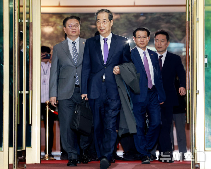 [서울=뉴시스] 고범준 기자 = 총리직 사퇴를 발표한 한덕수 대통령 권한대행 국무총리가 1일 서울 종로구 정부서울청사에서 열린 퇴임식을 마치고 청사를 떠나고 있다. 2025.05.01. bjko@newsis.com 