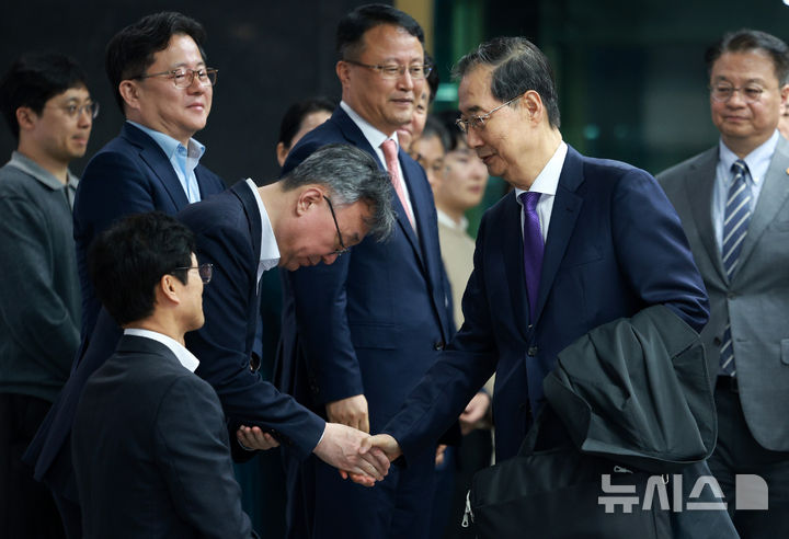 [서울=뉴시스] 고범준 기자 = 총리직 사퇴를 발표한 한덕수 대통령 권한대행 국무총리가 1일 서울 종로구 정부서울청사에서 열린 퇴임식을 마치고 직원들과 악수를 하고 있다. 2025.05.01. bjko@newsis.com