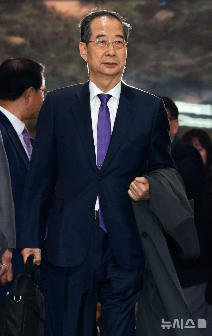 [서울=뉴시스] 고범준 기자 = 총리직 사퇴를 발표한 한덕수 대통령 권한대행 국무총리가 1일 서울 종로구 정부서울청사에서 열린 퇴임식을 마치고 이동하고 있다. 2025.05.01. bjko@newsis.com