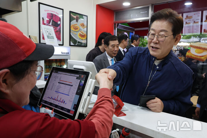 [포천=뉴시스] 조성우 기자 = 이재명 더불어민주당 대선후보가 1일 오후 경기 포천시 신읍사거리 인근에서 골목골목 경청투어를 열고 상인들과 인사하고 있다. 2025.05.01. xconfind@newsis.com
