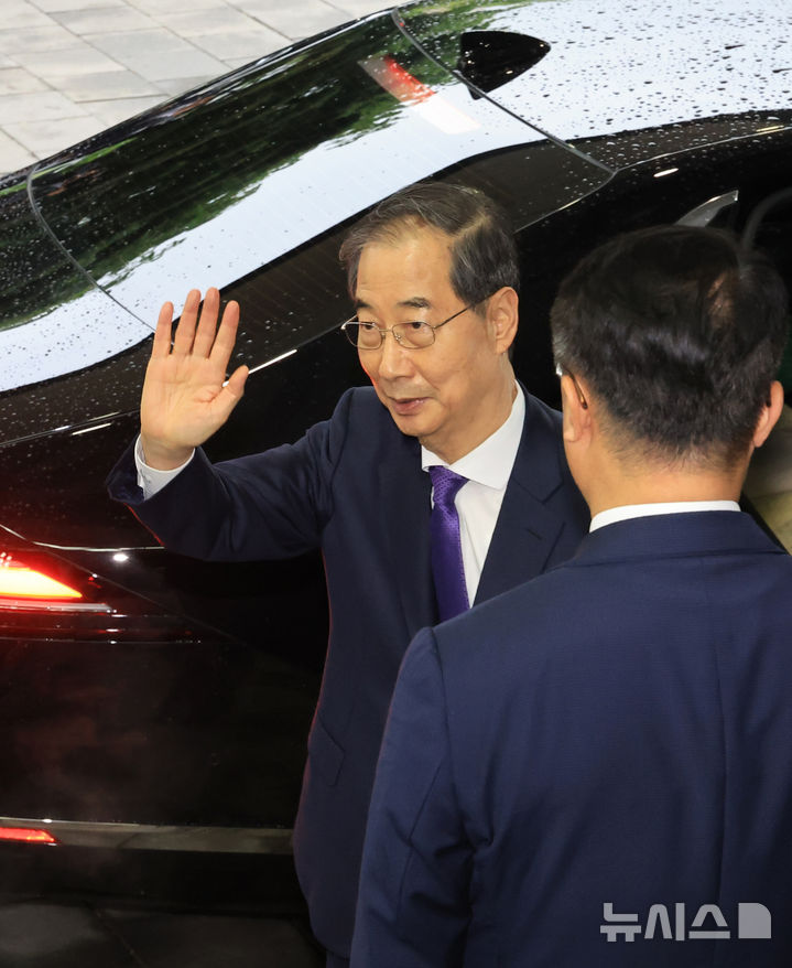 [서울=뉴시스] 고범준 기자 = 총리직 사퇴를 발표한 한덕수 대통령 권한대행 국무총리가 1일 서울 종로구 정부서울청사에서 열린 퇴임식을 마치고 손을 흔들고 있다. (대통령실통신사진기자단) 2025.05.01. bjko@newsis.com
