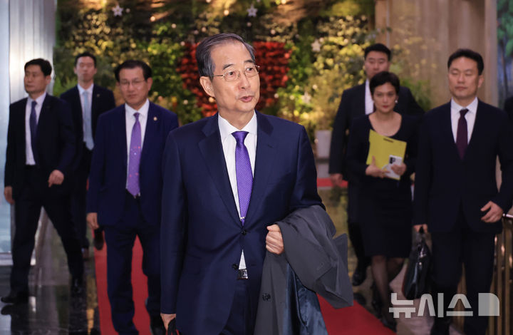 [서울=뉴시스] 고범준 기자 = 총리직 사퇴를 발표한 한덕수 대통령 권한대행 국무총리가 1일 서울 종로구 정부서울청사에서 열린 퇴임식을 마치고 이동하고 있다. (대통령실통신사진기자단) 2025.05.01. bjko@newsis.com