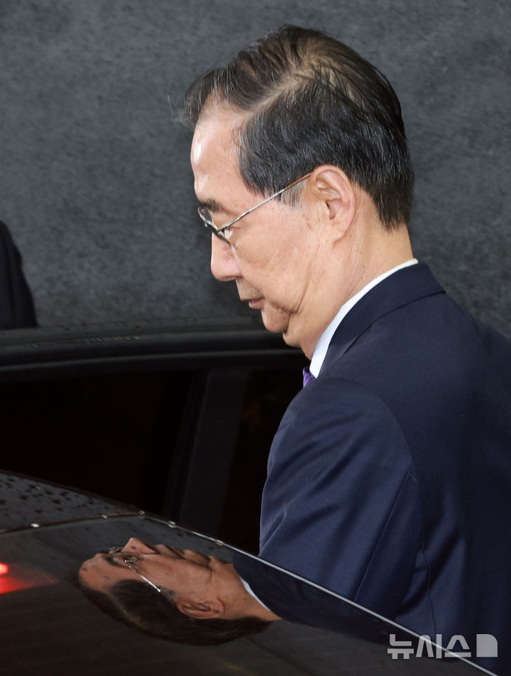 [서울=뉴시스] 고범준 기자 = 총리직 사퇴를 발표한 한덕수 대통령 권한대행 국무총리가 1일 서울 종로구 정부서울청사에서 열린 퇴임식을 마치고 준비된 차량에 탑승하고 있다. 2025.05.01. bjko@newsis.com