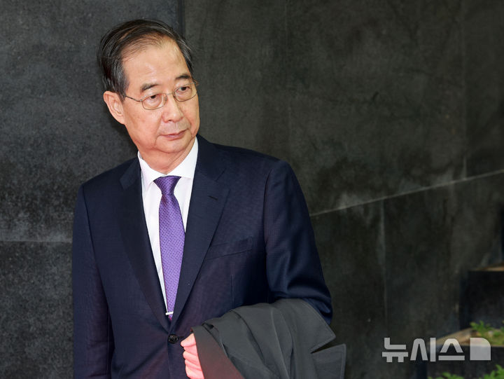 [서울=뉴시스] 고범준 기자 = 총리직 사퇴를 발표한 한덕수 대통령 권한대행 국무총리가 1일 서울 종로구 정부서울청사에서 열린 퇴임식을 마치고 준비된 차량을 기다리고 있다. 2025.05.01. bjko@newsis.com