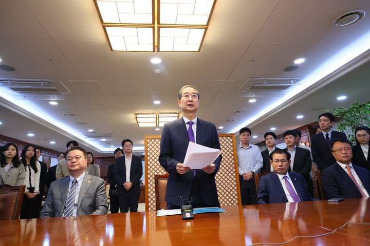 [서울=뉴시스] 고범준 기자 = 총리직 사퇴를 발표한 한덕수 대통령 권한대행 국무총리가 1일 서울 종로구 정부서울청사에서 대국민 담화를 마치고 직원들 앞에서 발언하고 있다. (사진=국무총리실 제공) 2025.05.01. photo@newsis.com *재판매 및 DB 금지