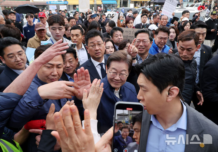 [연천=뉴시스] 조성우 기자 = 골목골목 경청투어에 나선 이재명 더불어민주당 대선후보가 1일 오후 경기도 연천군 전곡읍 인근에서 시민들과 인사하고 있다. 2025.05.01. xconfind@newsis.com
