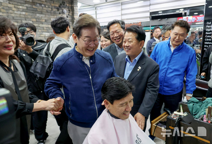 [연천=뉴시스] 조성우 기자 = 골목골목 경청투어에 나선 이재명 더불어민주당 대선후보가 1일 오후 경기도 연천군 전곡읍 인근에서 미용실을 찾아 시민들과 인사를 나누고 있다. 2025.05.01. xconfind@newsis.com