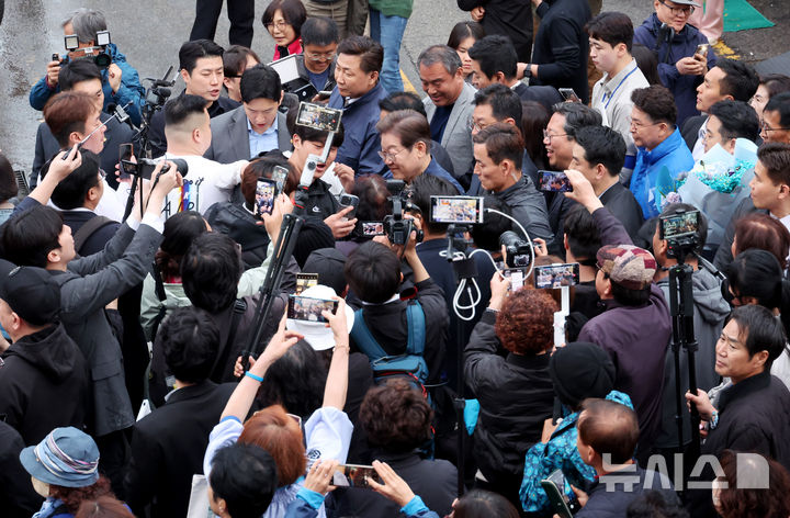 [연천=뉴시스] 조성우 기자 = 골목골목 경청투어에 나선 이재명 더불어민주당 대선후보가 1일 오후 경기도 연천군 전곡읍 인근에서 시민들과 인사하며 이동하고 있다. 2025.05.01. xconfind@newsis.com