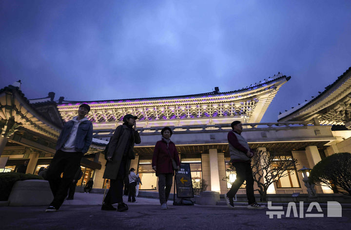 [서울=뉴시스] 김근수 기자 = 청와대 밤마실 야간개방 첫 날인 1일 서울 종로구 청와대 일원에서 시민들이 나들이를 즐기고 있다. 청와대재단은 1일부터 6일까지 청와대 야간 개방 행사인 '청와대 밤마실'을 진행한다. 이 행사에서는 전통 문양을 활용한 조명으로 꾸민 본관 '청와단청'과 관람객 움직임에 반응하는 '빛의 길', 숲속 같은 느낌의 '빛의 숲', 음악과 조명이 어우러진 관저의 '빛의 정원' 등 다양한 프로그램이 제공된다. 행사는 매일 오후 7시부터 9시까지 진행된다. 2025.05.01. ks@newsis.com