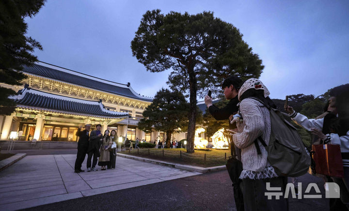 [서울=뉴시스] 김근수 기자 = 청와대 밤마실 야간개방 첫 날인 1일 서울 종로구 청와대 일원에서 시민들이 나들이를 즐기고 있다. 청와대재단은 1일부터 6일까지 청와대 야간 개방 행사인 '청와대 밤마실'을 진행한다. 이 행사에서는 전통 문양을 활용한 조명으로 꾸민 본관 '청와단청'과 관람객 움직임에 반응하는 '빛의 길', 숲속 같은 느낌의 '빛의 숲', 음악과 조명이 어우러진 관저의 '빛의 정원' 등 다양한 프로그램이 제공된다. 행사는 매일 오후 7시부터 9시까지 진행된다. 2025.05.01. ks@newsis.com