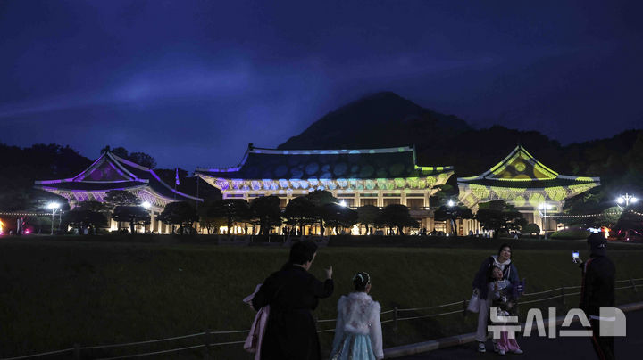[서울=뉴시스] 김근수 기자 = 청와대 밤마실 야간개방 첫 날인 1일 서울 종로구 청와대 일원에서 시민들이 나들이를 즐기고 있다. 청와대재단은 1일부터 6일까지 청와대 야간 개방 행사인 '청와대 밤마실'을 진행한다. 이 행사에서는 전통 문양을 활용한 조명으로 꾸민 본관 '청와단청'과 관람객 움직임에 반응하는 '빛의 길', 숲속 같은 느낌의 '빛의 숲', 음악과 조명이 어우러진 관저의 '빛의 정원' 등 다양한 프로그램이 제공된다. 행사는 매일 오후 7시부터 9시까지 진행된다. 2025.05.01. ks@newsis.com