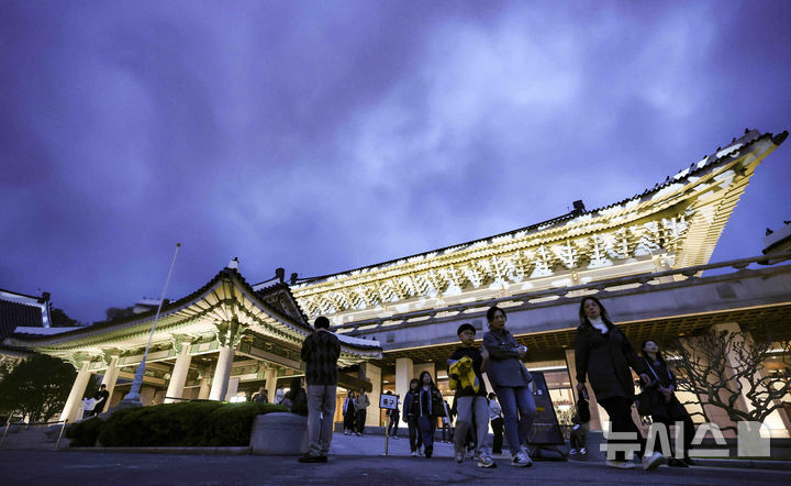 [서울=뉴시스] 김근수 기자 = 청와대 밤마실 야간개방 첫 날인 1일 서울 종로구 청와대 일원에서 시민들이 나들이를 즐기고 있다. 청와대재단은 1일부터 6일까지 청와대 야간 개방 행사인 '청와대 밤마실'을 진행한다. 이 행사에서는 전통 문양을 활용한 조명으로 꾸민 본관 '청와단청'과 관람객 움직임에 반응하는 '빛의 길', 숲속 같은 느낌의 '빛의 숲', 음악과 조명이 어우러진 관저의 '빛의 정원' 등 다양한 프로그램이 제공된다. 행사는 매일 오후 7시부터 9시까지 진행된다. 2025.05.01. ks@newsis.com