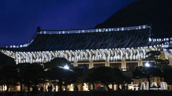 [서울=뉴시스] 김근수 기자 = 청와대 밤마실 야간개방 첫 날인 1일 서울 종로구 청와대 일원에서 시민들이 나들이를 즐기고 있다. 청와대재단은 1일부터 6일까지 청와대 야간 개방 행사인 '청와대 밤마실'을 진행한다. 이 행사에서는 전통 문양을 활용한 조명으로 꾸민 본관 '청와단청'과 관람객 움직임에 반응하는 '빛의 길', 숲속 같은 느낌의 '빛의 숲', 음악과 조명이 어우러진 관저의 '빛의 정원' 등 다양한 프로그램이 제공된다. 행사는 매일 오후 7시부터 9시까지 진행된다. 2025.05.01. ks@newsis.com