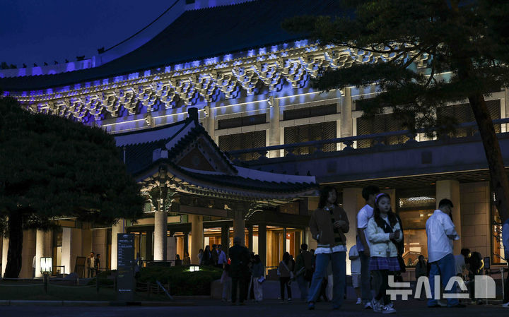 [서울=뉴시스] 김근수 기자 = 청와대 밤마실 야간개방 첫 날인 1일 서울 종로구 청와대 일원에서 시민들이 나들이를 즐기고 있다. 청와대재단은 1일부터 6일까지 청와대 야간 개방 행사인 '청와대 밤마실'을 진행한다. 이 행사에서는 전통 문양을 활용한 조명으로 꾸민 본관 '청와단청'과 관람객 움직임에 반응하는 '빛의 길', 숲속 같은 느낌의 '빛의 숲', 음악과 조명이 어우러진 관저의 '빛의 정원' 등 다양한 프로그램이 제공된다. 행사는 매일 오후 7시부터 9시까지 진행된다. 2025.05.01. ks@newsis.com
