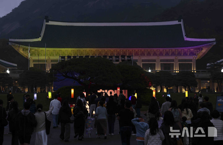 [서울=뉴시스] 김근수 기자 = 청와대 밤마실 야간개방 첫 날인 1일 서울 종로구 청와대 일원에서 시민들이 나들이를 즐기고 있다. 청와대재단은 1일부터 6일까지 청와대 야간 개방 행사인 '청와대 밤마실'을 진행한다. 이 행사에서는 전통 문양을 활용한 조명으로 꾸민 본관 '청와단청'과 관람객 움직임에 반응하는 '빛의 길', 숲속 같은 느낌의 '빛의 숲', 음악과 조명이 어우러진 관저의 '빛의 정원' 등 다양한 프로그램이 제공된다. 행사는 매일 오후 7시부터 9시까지 진행된다. 2025.05.01. ks@newsis.com