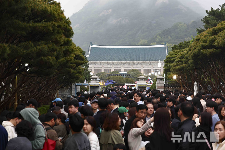 [서울=뉴시스] 김근수 기자 = 청와대 밤마실 야간개방 첫 날인 1일 서울 종로구 청와대 입구에서 입장을 기다리고 있다. 청와대재단은 1일부터 6일까지 청와대 야간 개방 행사인 '청와대 밤마실'을 진행한다. 이 행사에서는 전통 문양을 활용한 조명으로 꾸민 본관 '청와단청'과 관람객 움직임에 반응하는 '빛의 길', 숲속 같은 느낌의 '빛의 숲', 음악과 조명이 어우러진 관저의 '빛의 정원' 등 다양한 프로그램이 제공된다. 행사는 매일 오후 7시부터 9시까지 진행된다. 2025.05.01. ks@newsis.com