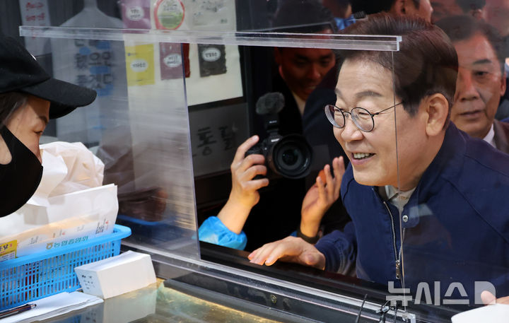 [포천=뉴시스] 조성우 기자 = 골목골목 경청투어에 나선 이재명 더불어민주당 대선후보가 1일 오후 경기 포천시 신읍사거리 인근 치킨집에서 상인과 대화하고 있다. 2025.05.01. xconfind@newsis.com