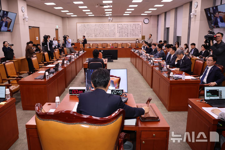 [서울=뉴시스] 권창회 기자 = 1일 서울 여의도 국회에서 열린 법제사법위원회 전체회의에서 정청래 법사위원장이 의사봉을 두드리고 있다. 2025.05.01. kch0523@newsis.com