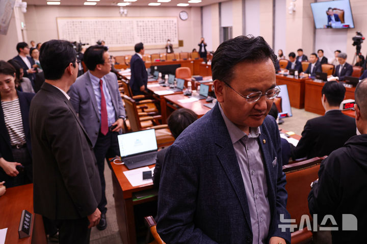 [서울=뉴시스] 권창회 기자 = 1일 서울 여의도 국회에서 열린 법제사법위원회 전체회의에서 유상범 간사를 비롯한 국민의힘 의원들이 최상목 탄핵소추사건 조사결과보고서 채택의 건 의결에 반발하며 회의장을 나서고 있다. 2025.05.01. kch0523@newsis.com