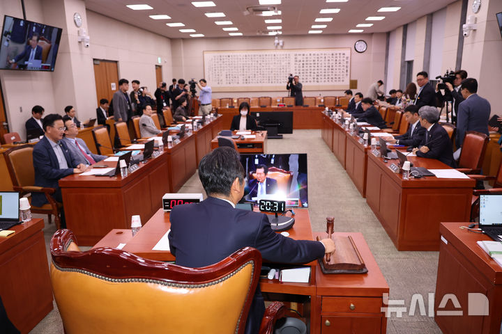 [서울=뉴시스] 권창회 기자 = 1일 서울 여의도 국회에서 열린 법제사법위원회 전체회의에서 정청래 법사위원장이 의사봉을 두드리고 있다. 2025.05.01. kch0523@newsis.com