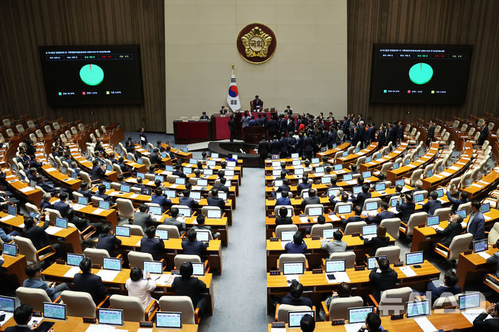 [서울=뉴시스] 권창회 기자 = 사진은 지난 1일 서울 여의도 국회에서 열린 제424회 국회(임시회) 제7차 본회의 모습. 2025.05.01. kch0523@newsis.com