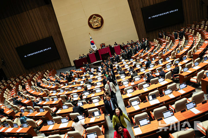 [서울=뉴시스] 권창회 기자 = 사진은 지난 1일 서울 여의도 국회에서 열린 제424회 국회(임시회) 제7차 본회의에서 국민의힘 의원들이 최상목 탄핵소추안 상정에 반발하며 본회의장을 퇴장하고 있는 모습. 2025.05.01. kch0523@newsis.com