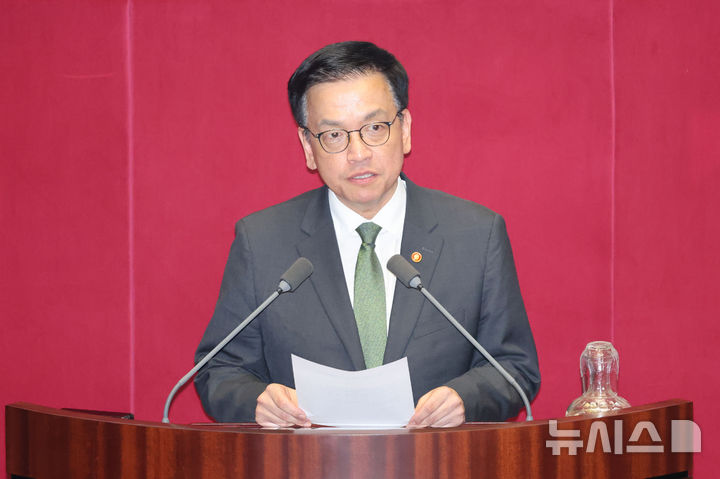 [서울=뉴시스] 권창회 기자 = 1일 서울 여의도 국회에서 열린 제424회 국회(임시회) 제7차 본회의에서 2025년도 제1회 추가경정예산안이 통과된 뒤 최상목 경제부총리 겸 기획재정부 장관이 감사인사말을 하고 있다. 2025.05.01. kch0523@newsis.com