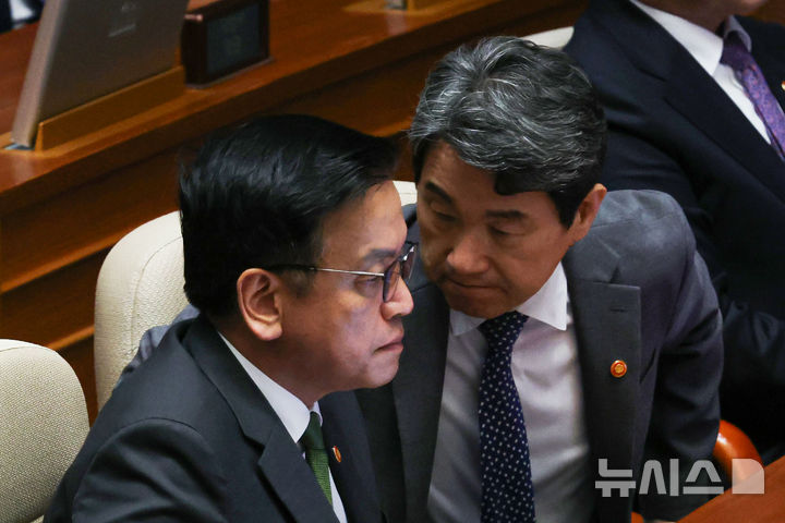 [서울=뉴시스] 권창회 기자 = 1일 서울 여의도 국회에서 열린 제424회 국회(임시회) 제7차 본회의에서 최상목 경제부총리 겸 기획재정부 장관과 이주호 사회부총리 겸 교육부 장관이 대화하고 있다. 2025.05.01. kch0523@newsis.com