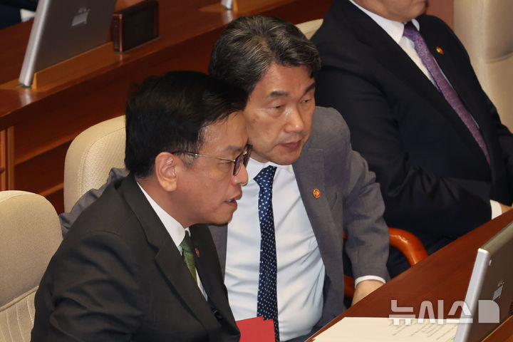 [서울=뉴시스] 권창회 기자 = 1일 서울 여의도 국회에서 열린 제424회 국회(임시회) 제7차 본회의에서 최상목 경제부총리 겸 기획재정부 장관과 이주호 사회부총리 겸 교육부 장관이 대화하고 있다. 2025.05.01. kch0523@newsis.com