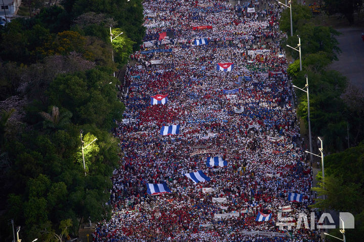 [아바나=AP/뉴시스] 1일(현지 시간) 쿠바 아바나에서 시민들이 노동절을 맞아 혁명 광장을 행진하고 있다. 2025.05.02.