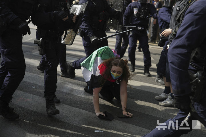 [파리=AP/뉴시스] 1일(현지 시간) 프랑스 파리에서 열린 노동절 시위 중 한 시위 참가자가 경찰의 저지에 넘어지고 있다. 2025.05.02.