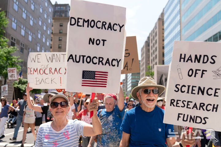 [워싱턴=AP/뉴시스]국제 노동절인 1일(현지 시간) 미국 전역에서는 도널드 트럼프 행정부에 반대하는 집회가 동시다발적으로 벌어진 가운데, 미국 워싱턴DC 백악관 인근에서 트럼프 대통령을 비판하는 구호를 든 집회 참가자들이 행진하고 있다. 2025.05.02.