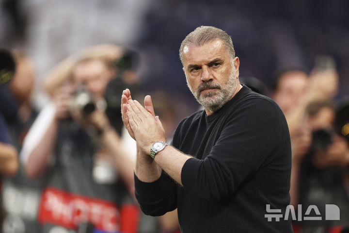 [런던=AP/뉴시스] 잉글랜드 프로축구 프리미어리그(EPL) 토트넘 홋스퍼의 안지 포스테코글루 감독. 2025. 5. 1.