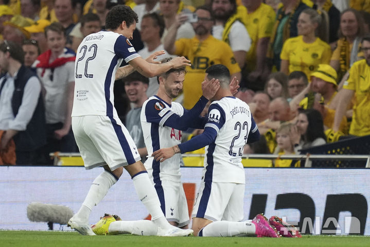 [런던=AP/뉴시스] 잉글랜드 프로축구 프리미어리그(EPL) 토트넘 홋스퍼의 제임스 매디슨(가운데). 2025. 5. 1.