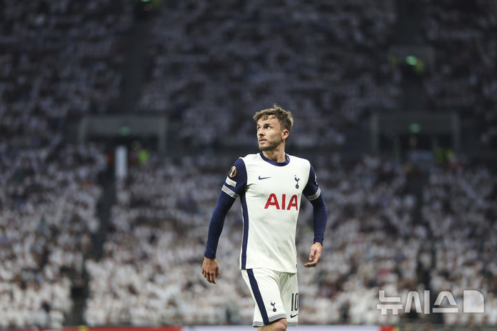 [런던=AP/뉴시스]토트넘 미드필더 매디슨. 2025.05.01.