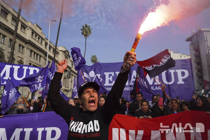 <font style="vertical-align: inherit;"><font style="vertical-align: inherit;">[산티아고=AP/뉴시스] 1일(현지 시간) 칠레 산티아고에서 열린 노동절 집회에서 한 참가자가 신호탄을 들고 있다<font style="vertical-align: inherit;"><font style="vertical-align: inherit;">. 2025.05.02.</font></font></font></font>